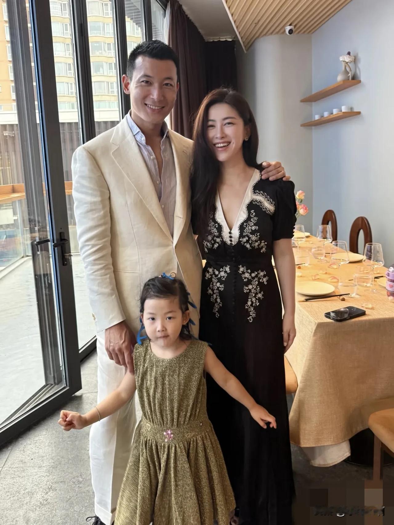 41岁朱珠被宠成宝，一家三口合照笑靥如花。连一向严肃一直一身西装的老公都笑的起皱