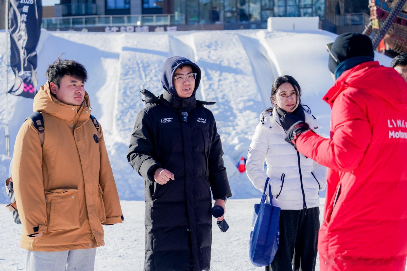 领克冰雪还是一如既往的好玩车是测功模式 没有限制！教练是专业的 没有限制！车损是