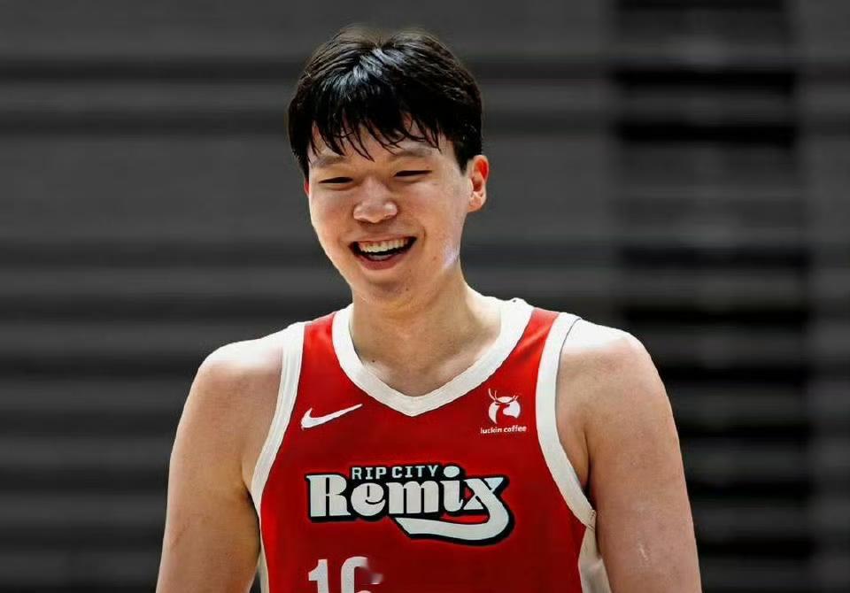 NBA 不吹不黑，今日麦克尼利和杨瀚森的表现对比！麦克尼利: 20岁，25届首轮