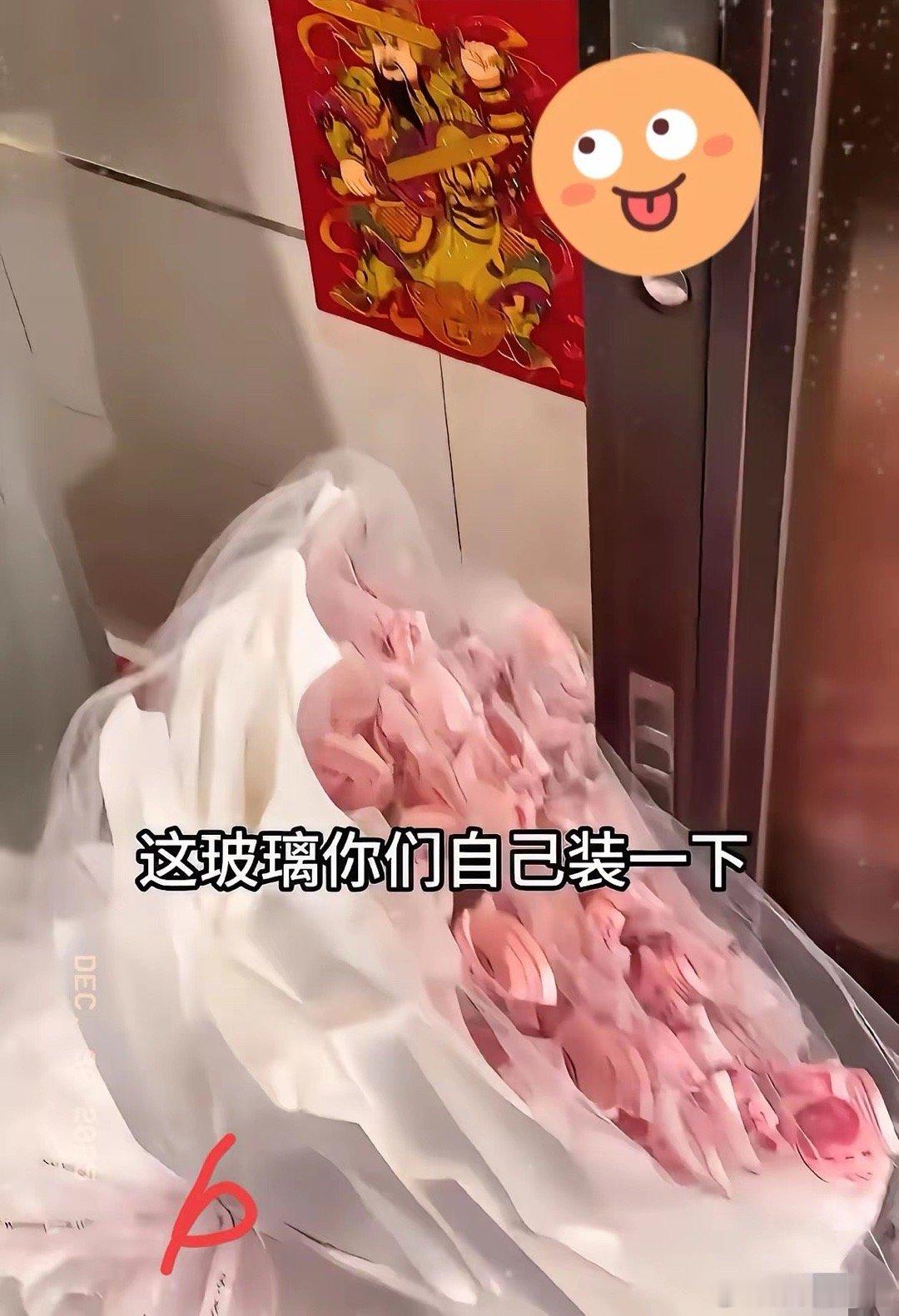 深圳单亲辣妈被00后外卖小哥猛追，一万多现金折花表心意，结局太现实！小哥送外卖相