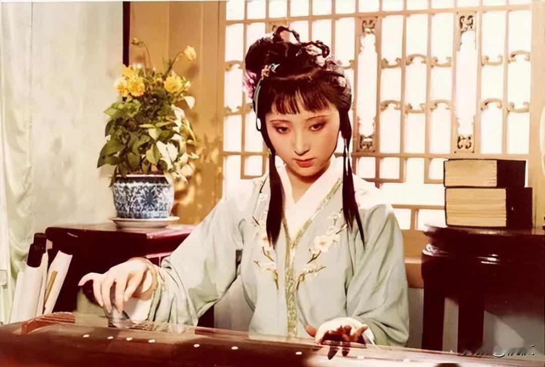 林黛玉吃了螃蟹心口疼，古人觉得螃蟹性寒，所以需要用热热的烧酒来解寒气。

黛玉看