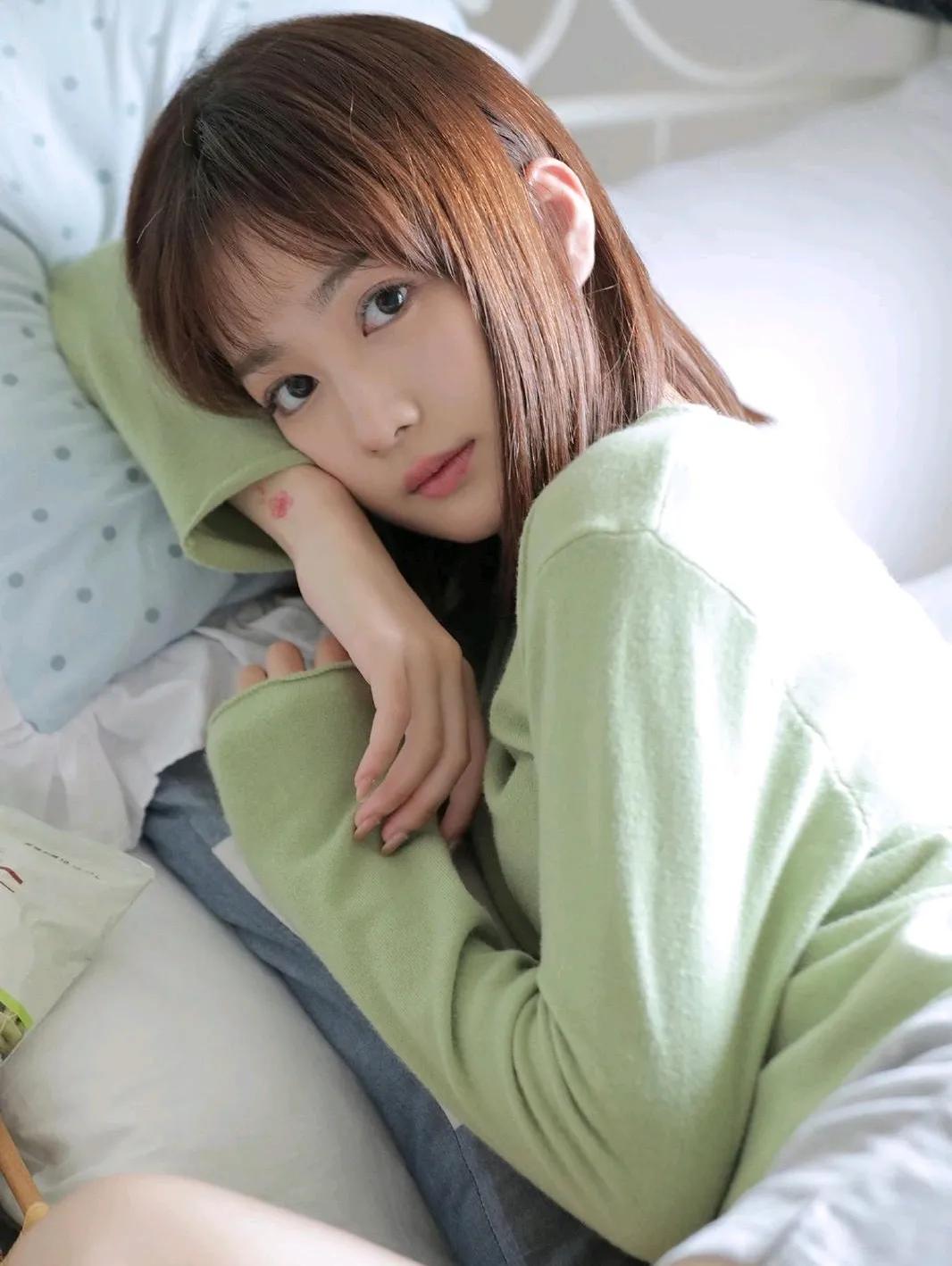 慵懒午后，少女慵懒地躺在床上，阳光洒在身上，温暖而舒适。