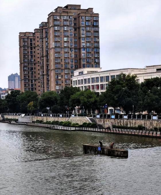去年看中一套房，房主开价100万，我还价80万，谈了半天没谈拢。当时心里还挺不舒
