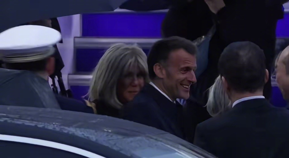 马克龙抵达风雨飘摇的日本 