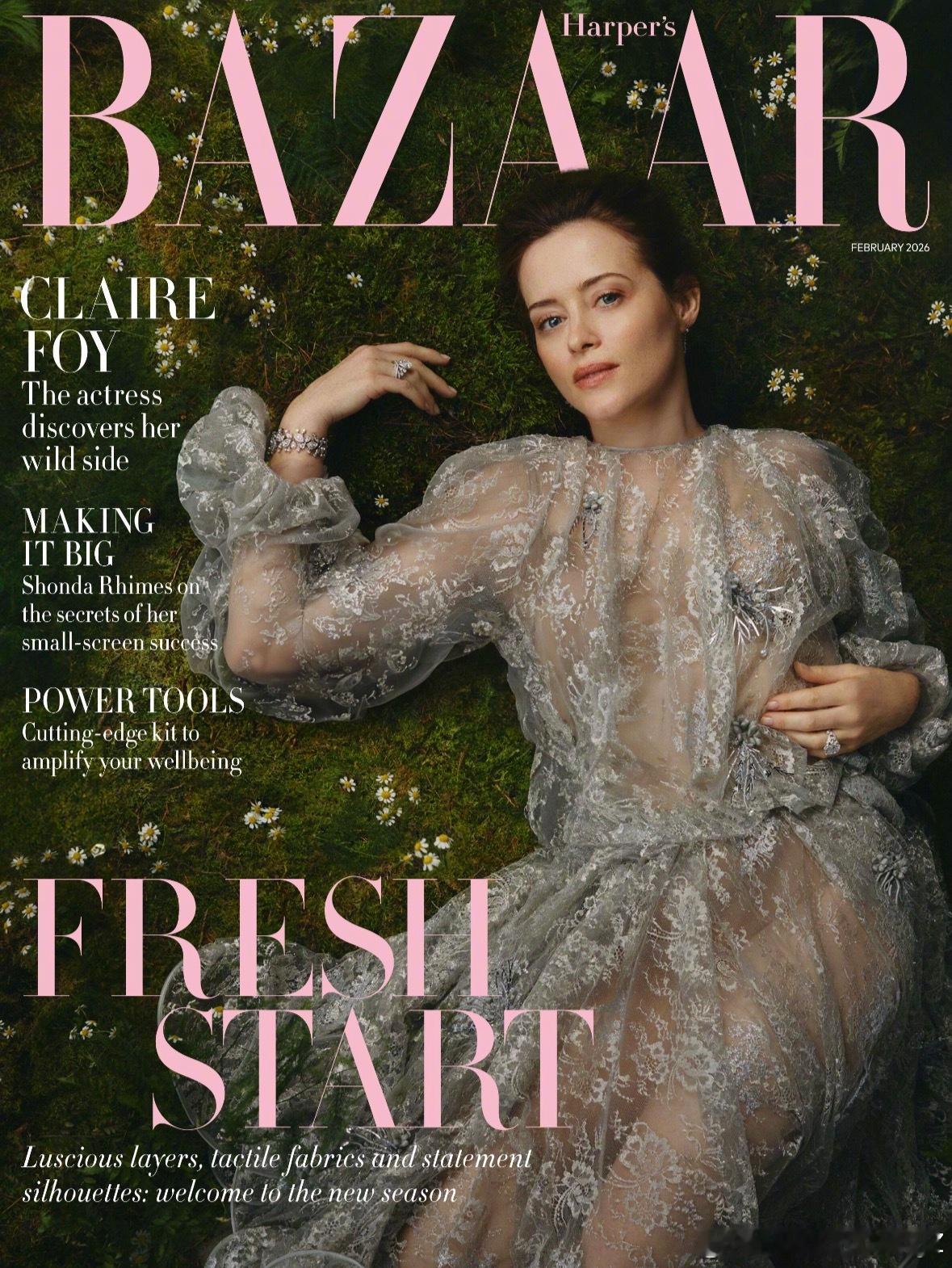 英国版 Harper's BAZAAR 二月刊，演员 Claire Foy 身着