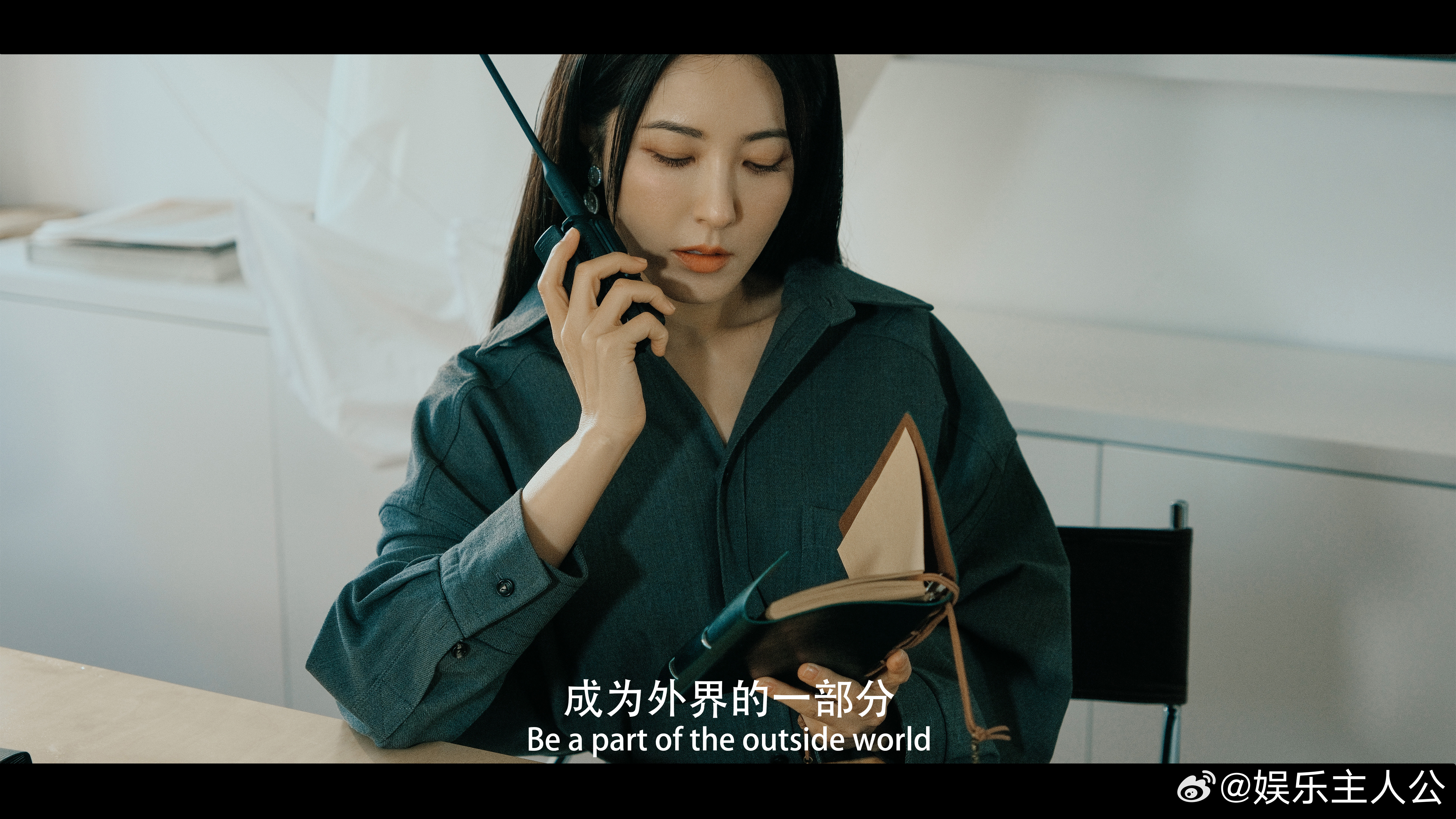 曾黎48岁生图状态 曾黎48岁生图状态令人惊叹，红毯上大廓形西装风衣外套更显其高