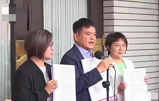 民进党提出分裂立场提案，国民党和民众党全票通过，是要陪葬吗？

4月24日，民进