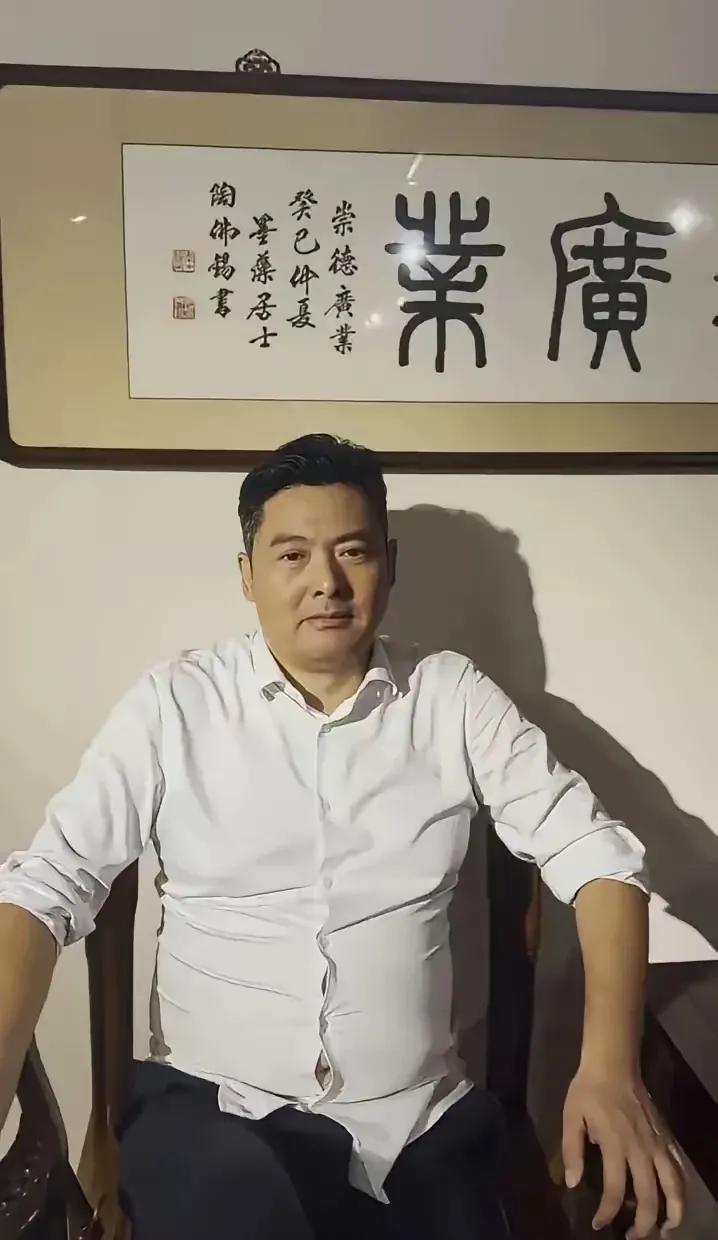 这是网友发的周润发老师的模仿者，看完我太惊讶了，这也太像周润发老师了，只不过年龄