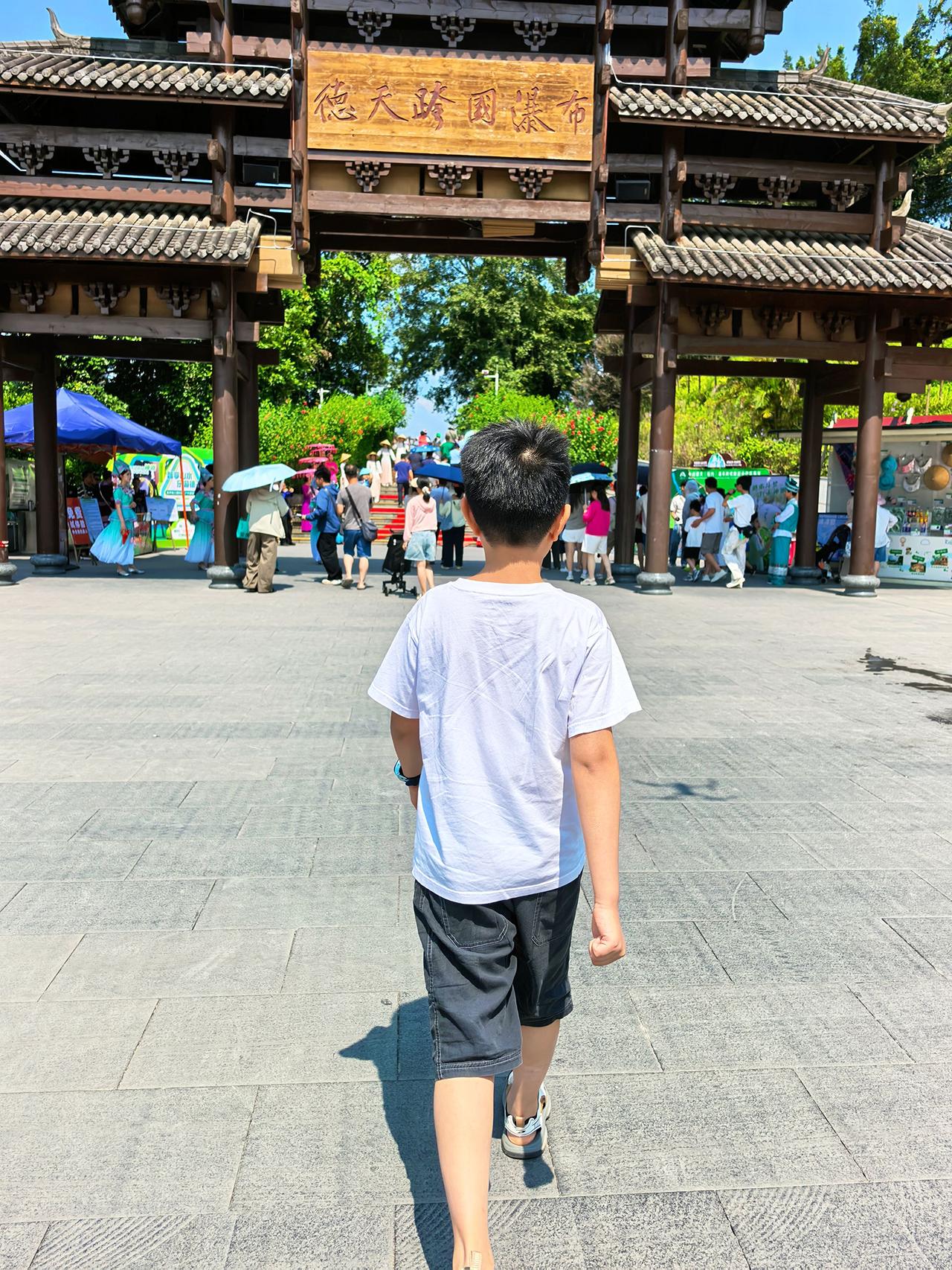 有人说，每年花这么多钱带孩子旅游有啥用呢？有这钱还不如多给他报点培训班，考试成绩