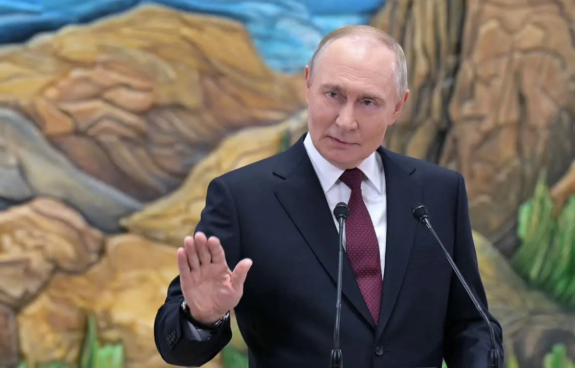 【普京称与乌现领导层谈判无实际意义】当地时间11月27日，俄罗斯总统普京在吉尔吉