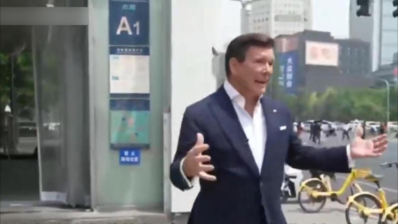 西方记者车辆因违规被罚款，又开始吐槽中国路口的摄像镜头了

近日，随特朗普访华的
