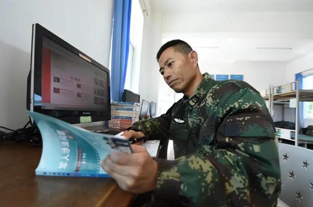 2016年，火箭军进行导弹发射实战演习，一枚导弹正要发射时，突然被一名普通士兵叫