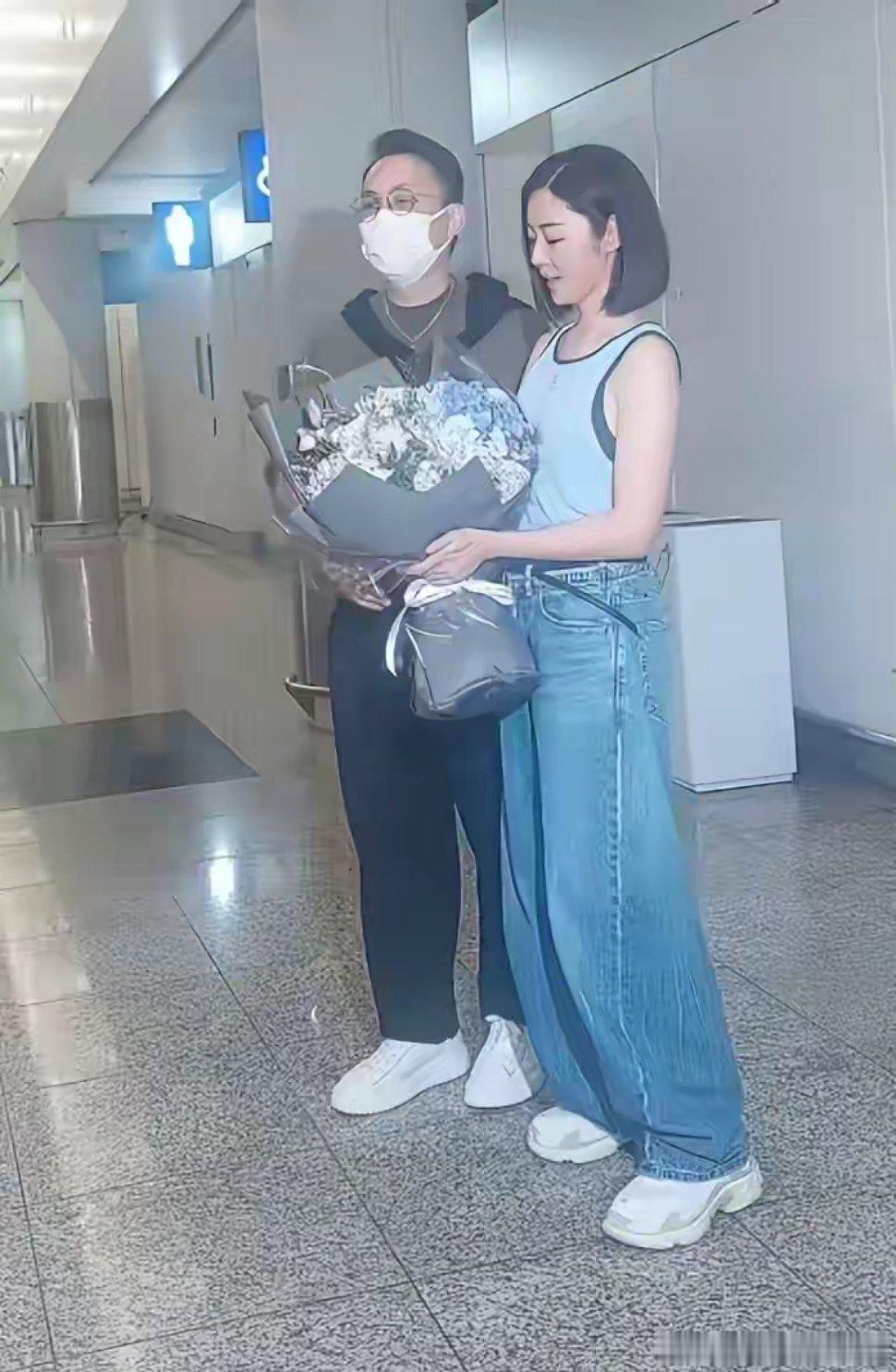卫诗雅拿下百花奖后，尴尬的一幕发生了，从机场出来的她愣住了没想到，卫诗雅刚拿下百