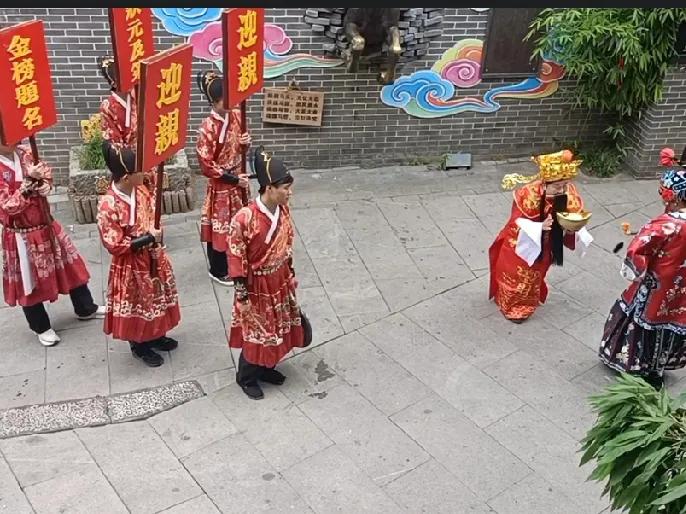 古老的古镇沉淀着岁月的底蕴。青石板街巷蜿蜒曲折，两侧白墙黛瓦错落排布，老旧宅院保