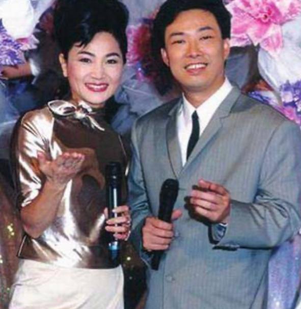 一次，方芳问费玉清:“咱俩都睡同一间屋了，为什么你对我没有半点想法？我长得也不差