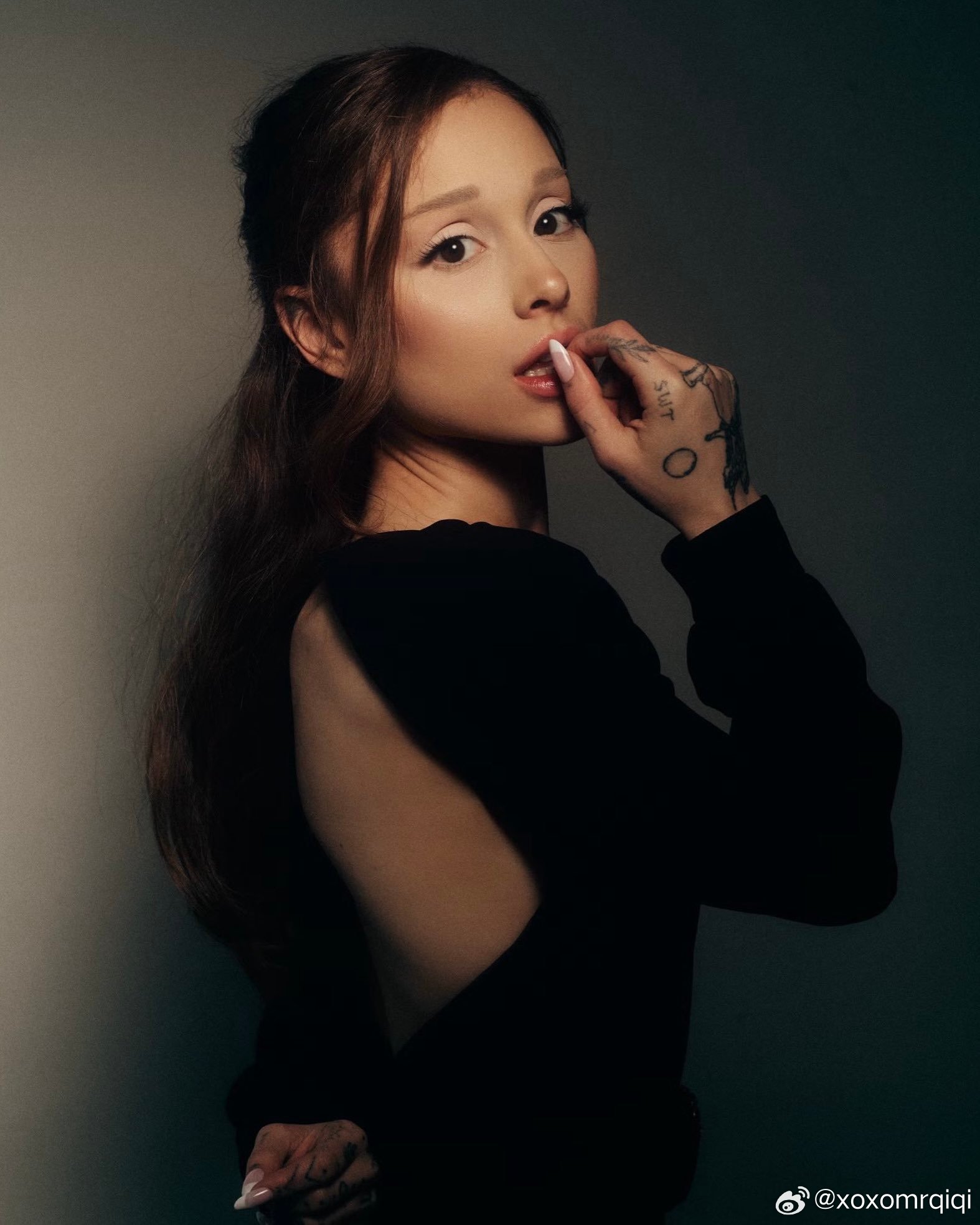 美国全国广播公司（NBC）报道：外界针对Ariana Grande身材的无休止议