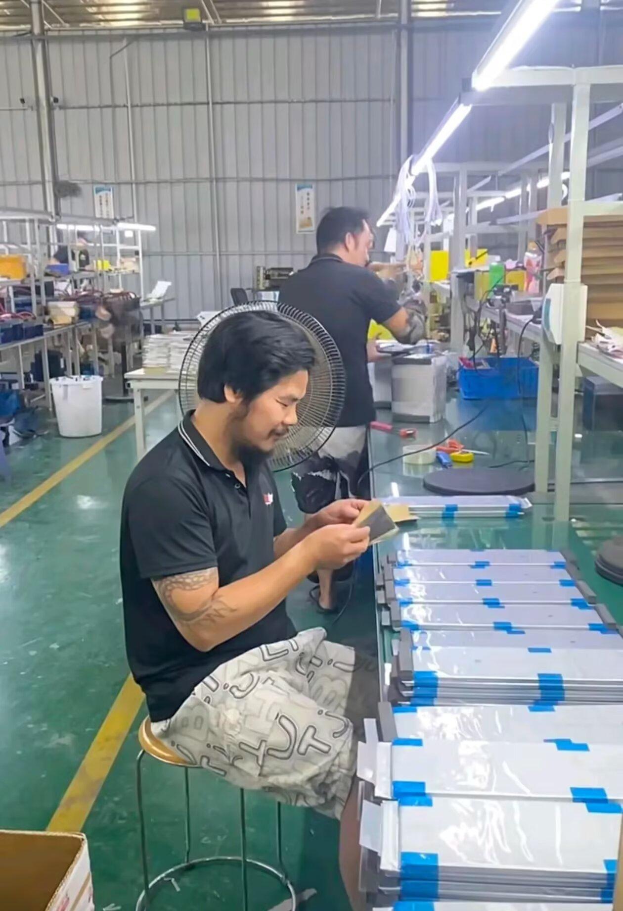 这照片是AI的吧
  话说人家当初放话不可能出来打工的，如今怎么会放下身段进工厂