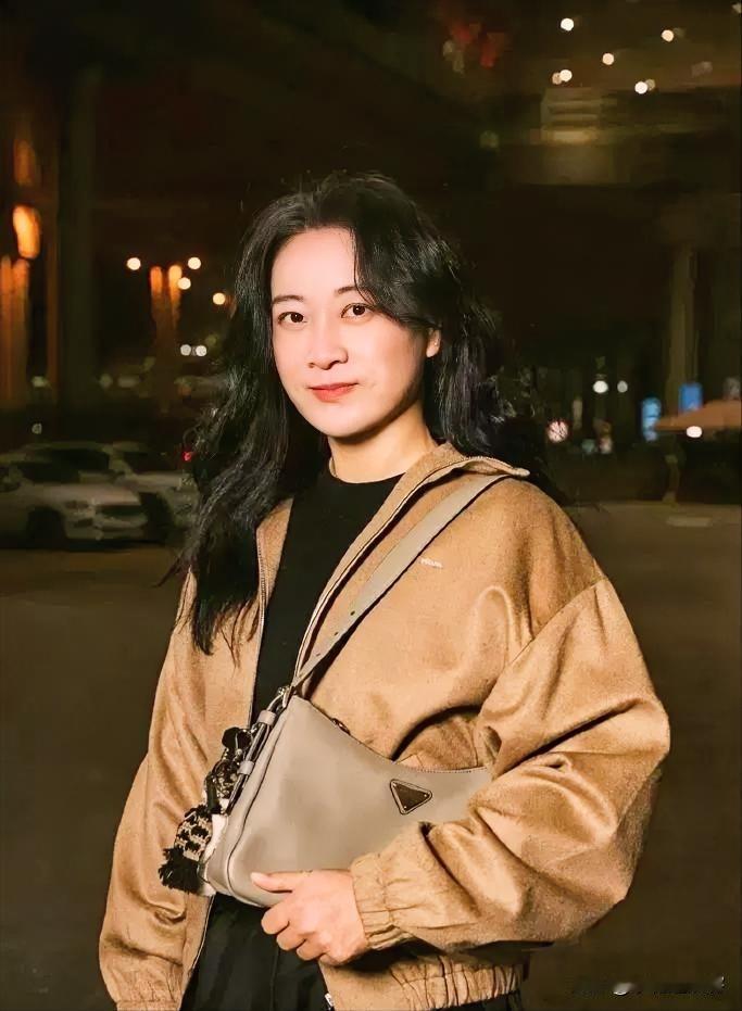 米兰时装周秀场上，一道亮丽的风景线吸引了全球目光——中国演员、导演贾玲以一身黄色