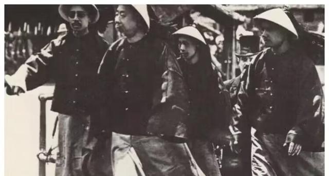 1907年夏，安庆城闷热如蒸。安徽巡抚恩铭，这位出身寒微、靠实干升至封疆大吏的满