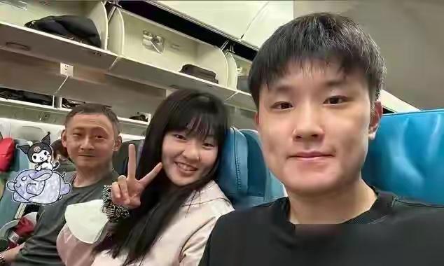 张本智和家坐经济舱参加比赛，这没有办法，为了节约参赛成本，也只能这样了。WTT中