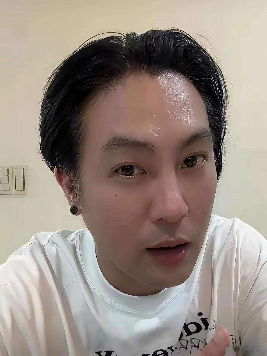 葛斯齐刚淡出汪小菲的世界，湾湾主播建国就接上了。​前阵子还帮汪小菲喊话的葛斯齐，