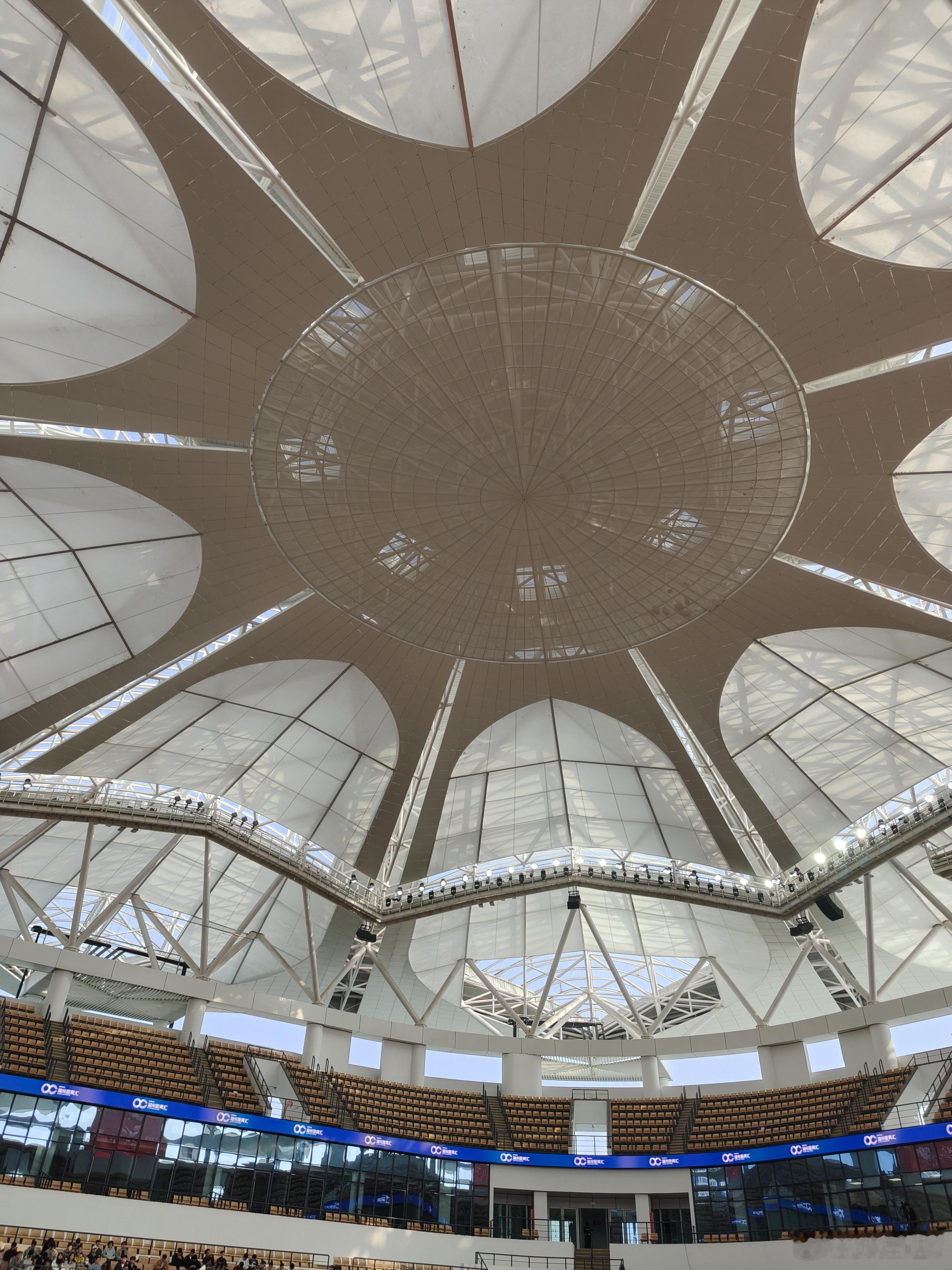 今天在湖州2025ITF轮椅网球年终总决赛开幕式的表演赛环节上担任现场解说及兼职