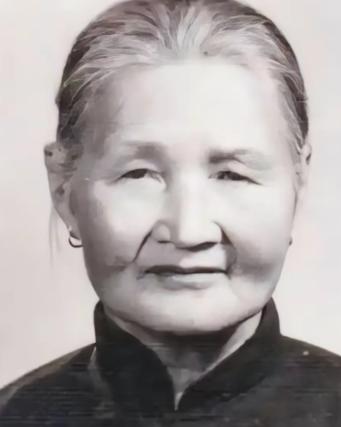 1940年，21岁的八路军政委蔡永，被叛军追赶，18岁姑娘郭瑞兰为救他，假扮他的