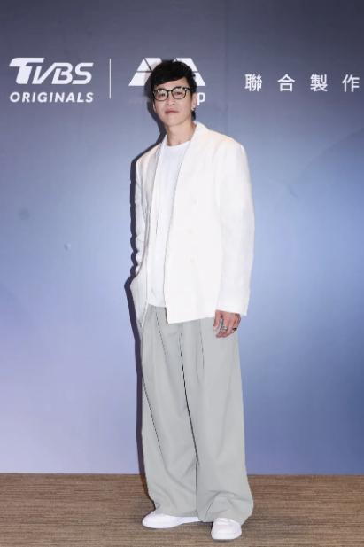 【何润东翻红后婉拒新代言】何润东为拍内裤广告每天吃10碗饭据联合报消息，何润东昨