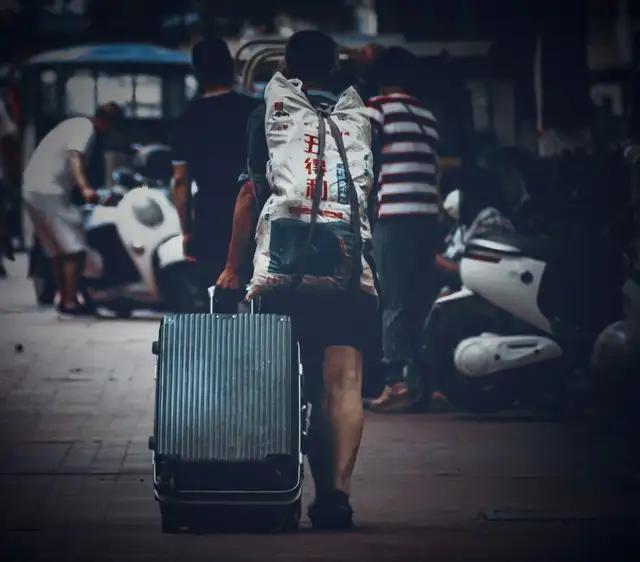 正月初七，拖着行李箱又要离开家了。
人民日报说“莫把故乡当他乡”，可我们心里都清