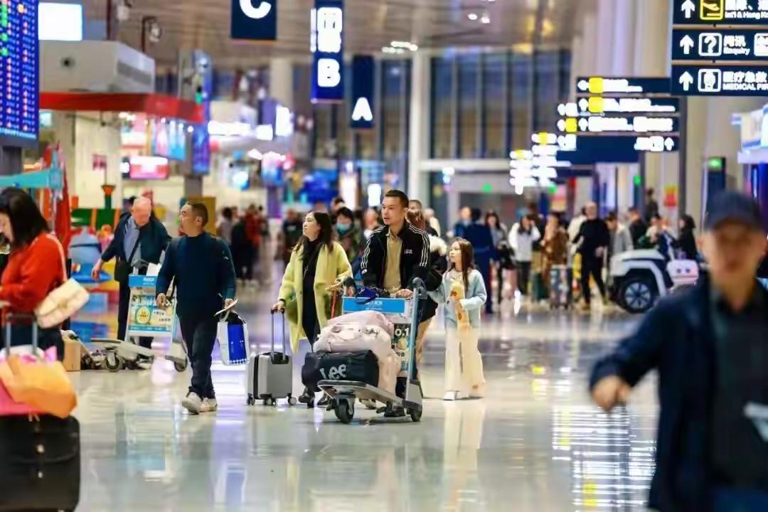 ​不是不想回家，只是因为机票太贵，在三亚滞留的旅客想搭乘飞机回到自己的各个城市中