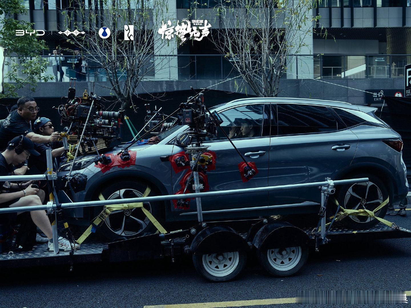 杨幂开车都能出神图看悬疑片还在顺便认车，我真服了自己这破习惯！中途看杨幂飙车那段