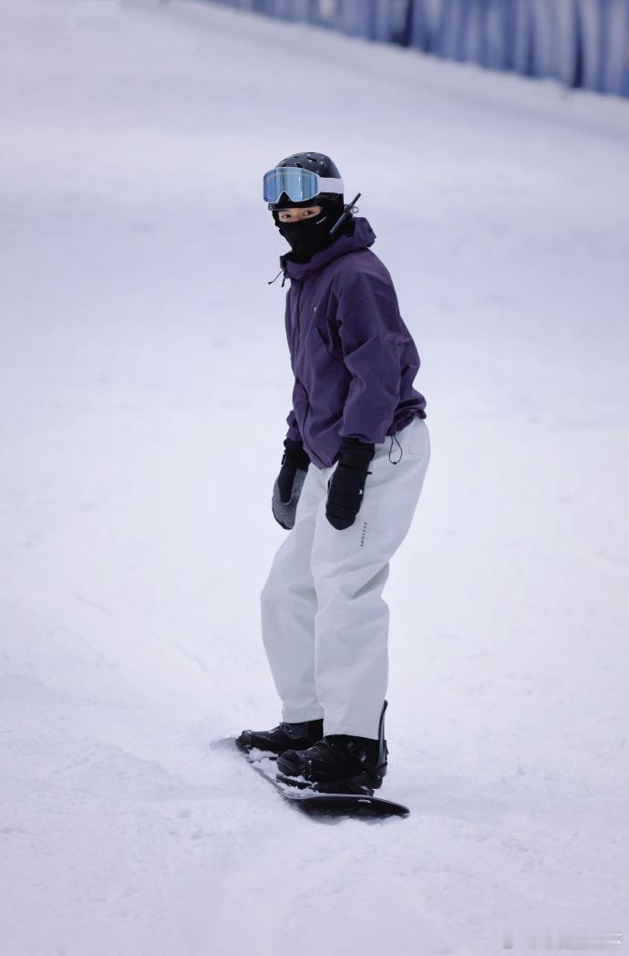 王星越get滑雪新技能王星越心动体验卡 王星越滑雪帅晕！新技能解锁，心动体验卡封