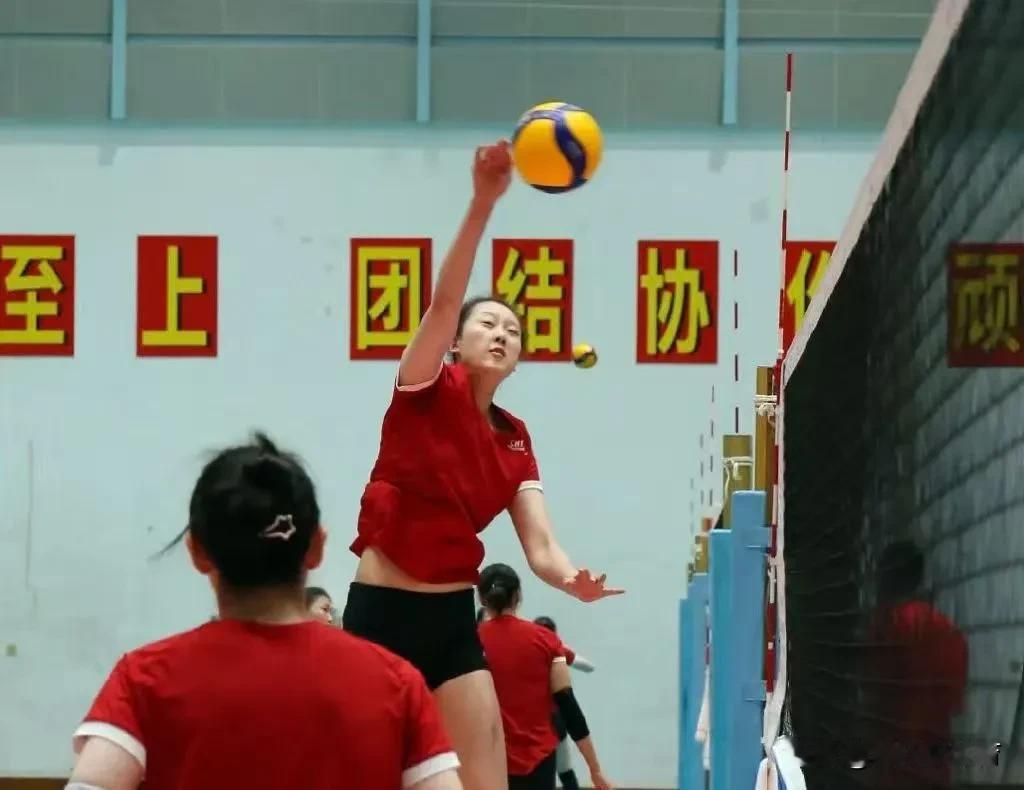 中国女排在漳州“查缺补漏”：范泊宁在练主攻、唐欣吴梦洁庄宇珊狂补一传防守、张籽萱