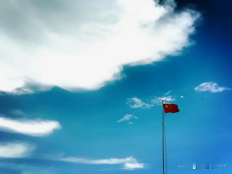 五星红旗意义非凡。1949年9月27日，政协第一届全体会议确定它为国旗。其红色旗