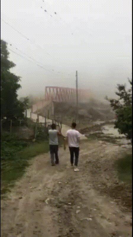 这洪水，不跑还拍照[捂脸]