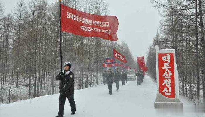 朝鲜青年学生白头山地区革命战迹地参观学习行军队参观抗日战区和白头山

全国青年学