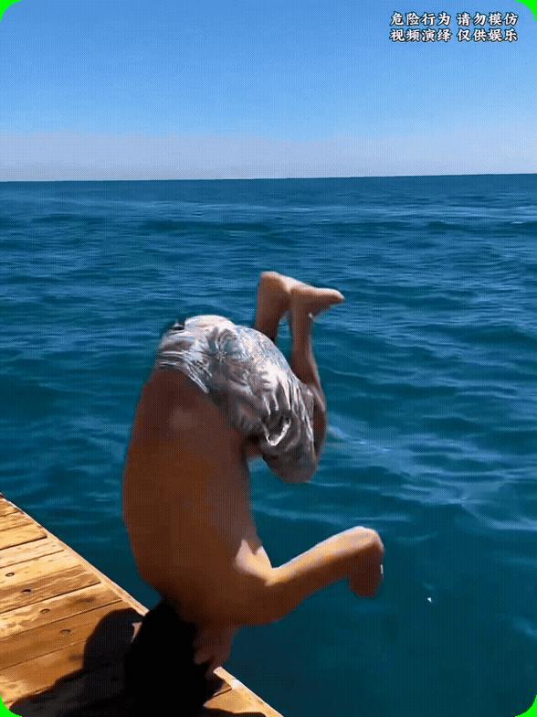 这是在跳水吗？脑袋撞地上，看着就疼！