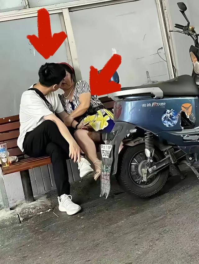 这小伙实在是太饿了[捂脸][捂脸][捂脸]