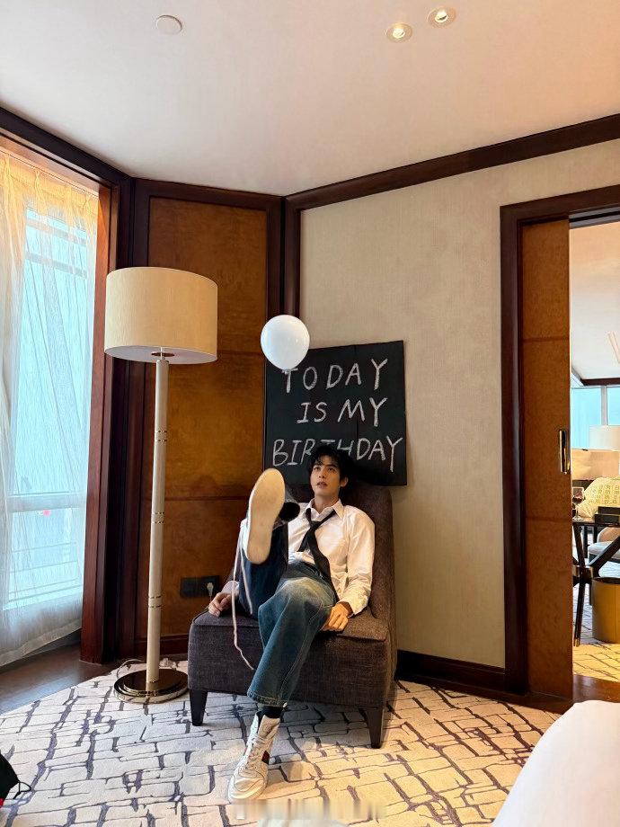 宋威龙单手公主抱成恋爱教科书 《非诚勿扰》大学生专场，男二和女同学做互动游戏时，