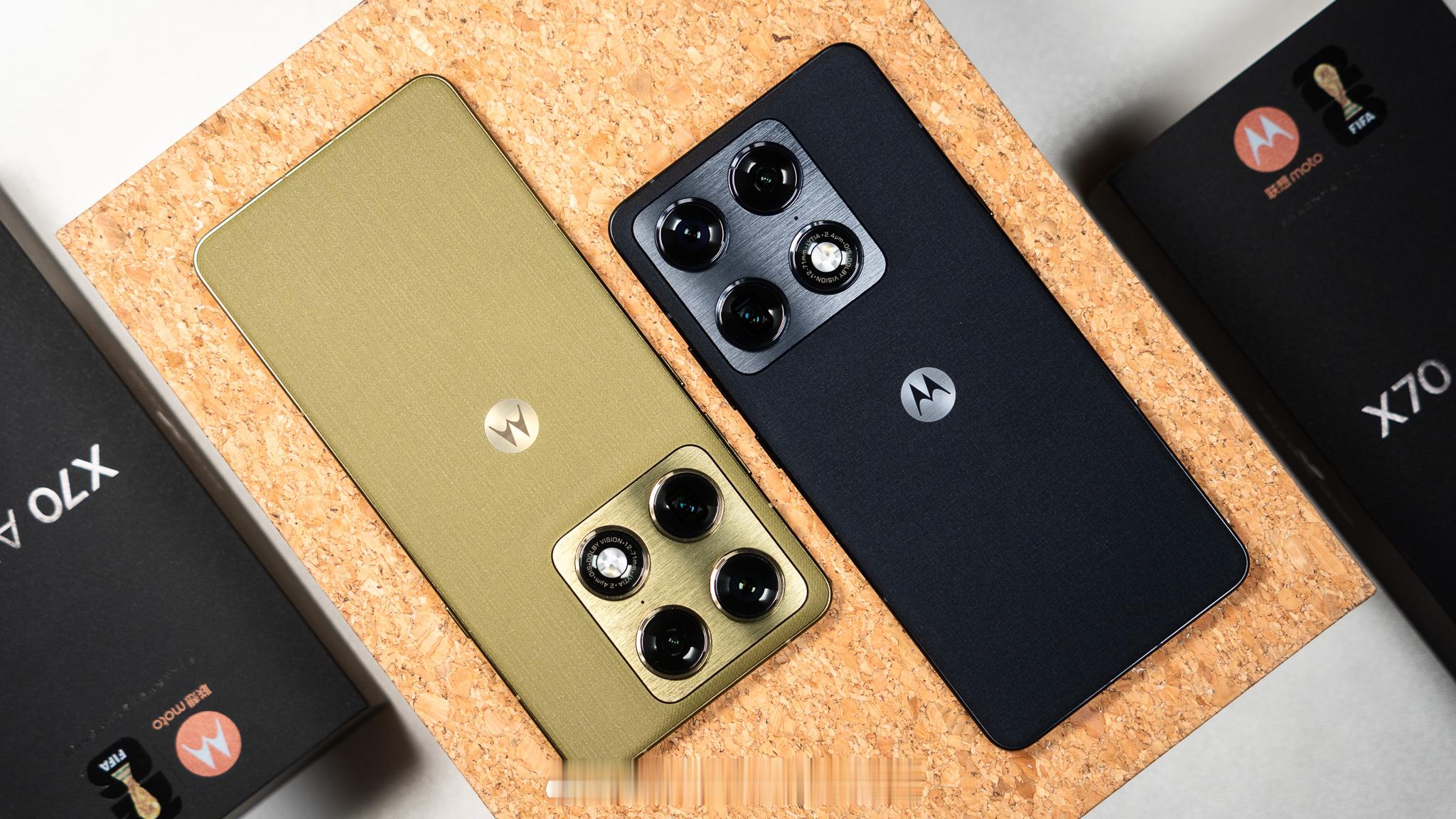 moto X70 Air Pro 【墨岚黑】&【梧桐金】双机合拍。 