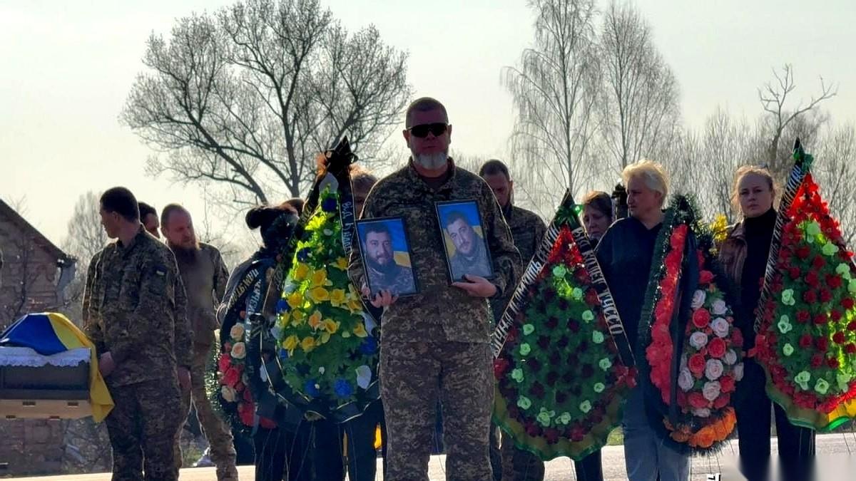 看到一则消息，说的是一对乌克兰双胞胎兄弟，谢尔盖和亚历山大。
他俩的人生，被一根