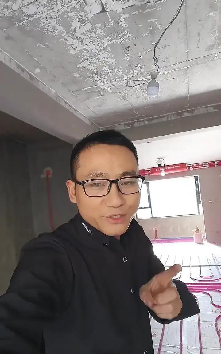 结果一出，评论区直接炸锅：原来地暖不是越贵越香！
 
真相一句话：管子只是水循环