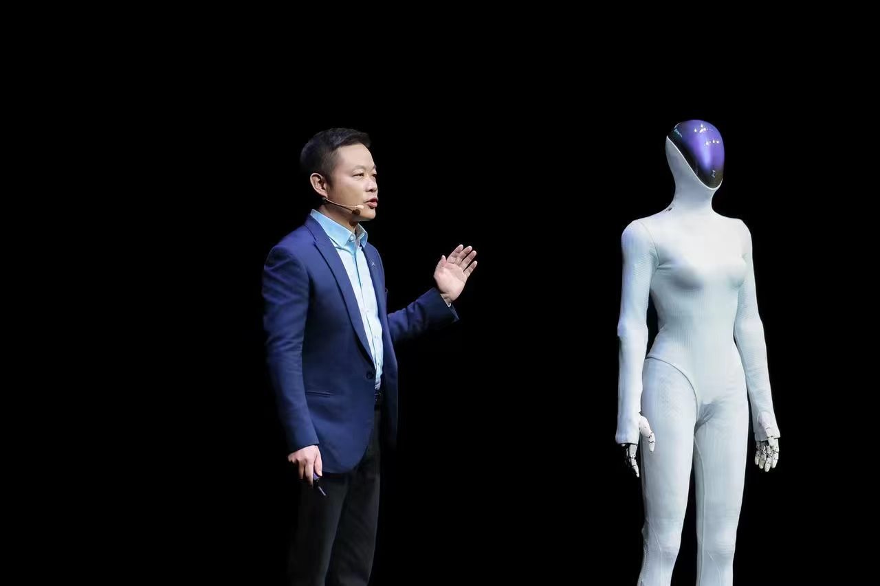 小鹏集团二季度业绩小鹏二季度营收环比大幅增长，整车销售稳健，技术服务业务高速增长