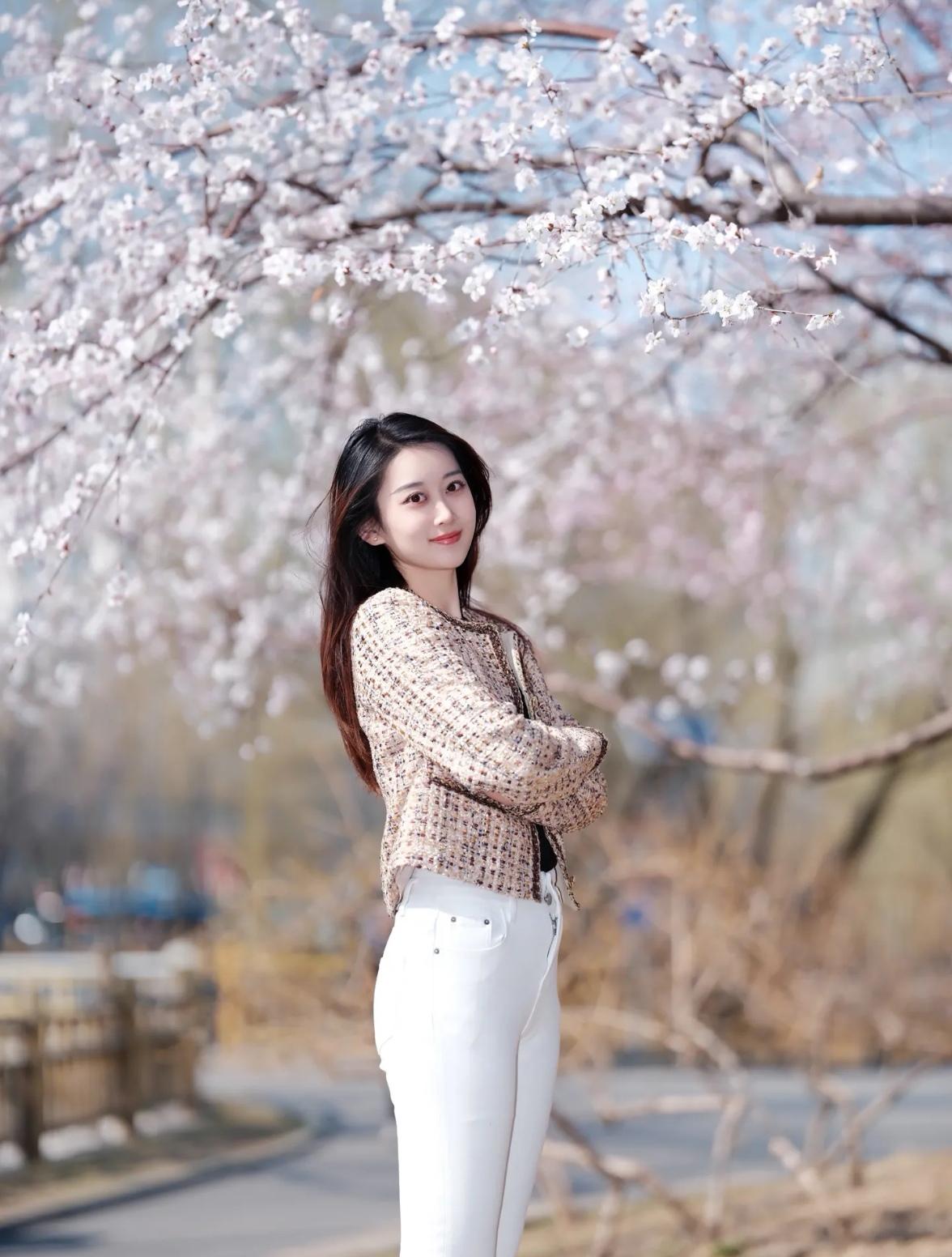 踏入桃花林，宛如步入了如梦似幻之境。那粉嘟嘟的桃花尽情舒展身姿，恰似天边绚丽的云