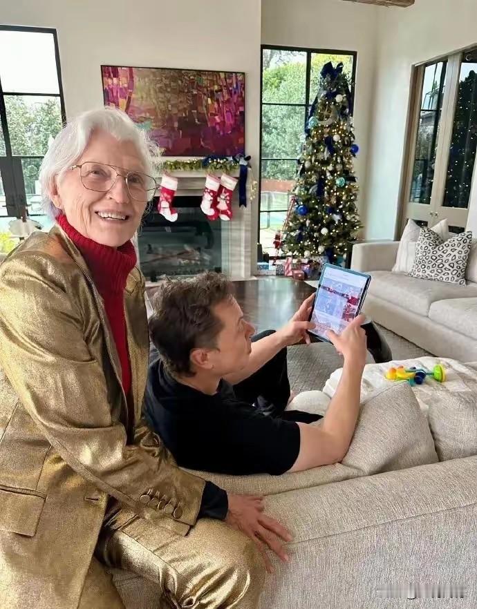 马斯克和母亲在一起，也和个孩子一样，显得特别的放松。以前常听到一种观点，这已经是