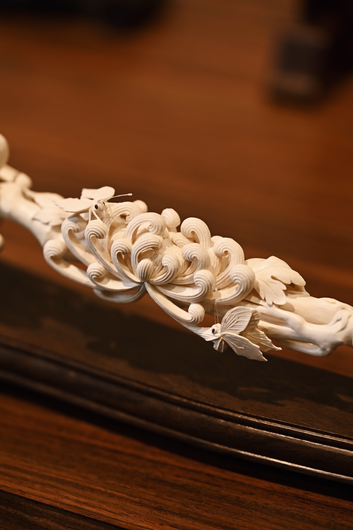 猛犸 | 秋英生香 如意摆件料白如凝霜，雕刻菊花瓣瓣层叠如卷云舒卷，取菊花凌冬不