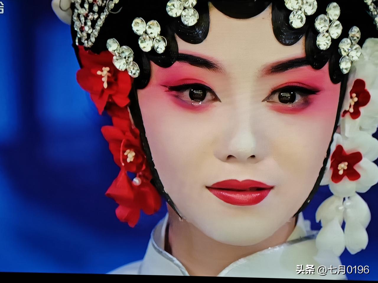 电视剧《主角》终于大结局，居中的结果还算圆满、温馨。
忆秦娥人到中年 ，想起了碎