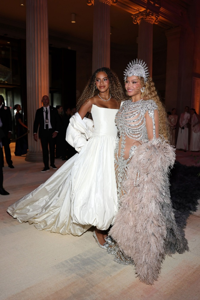 Beyoncé和女儿一起走红毯 哇 