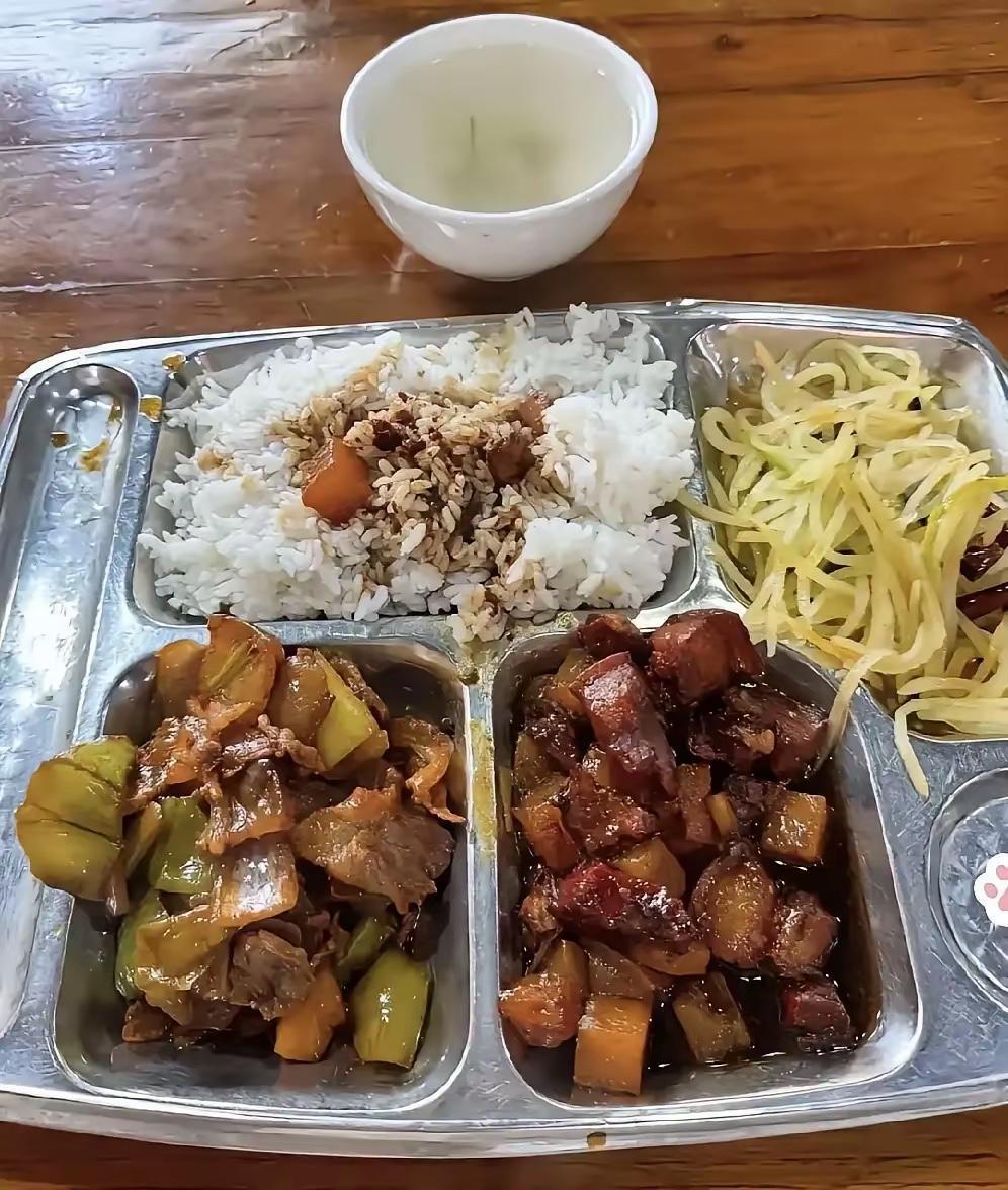 如果这份快餐一份18元包含学校晚餐的食材、烹饪及服务等成本，定价合理。不算贵！价