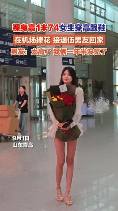 青岛机场感人一幕！两年的等待，终于换来一场重逢……
 
机场到达大厅人来人往，无